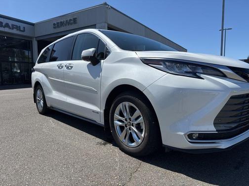 Blizzard Pearl 2021 Toyota Sienna Limited 7-Passenger