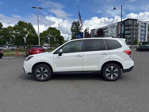 Crystal White Pearl 2017 Subaru Forester 2.5i Premium