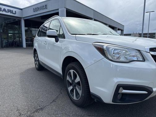 Crystal White Pearl 2017 Subaru Forester 2.5i Premium