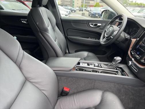 2021 Volvo XC60 T5 Momentum