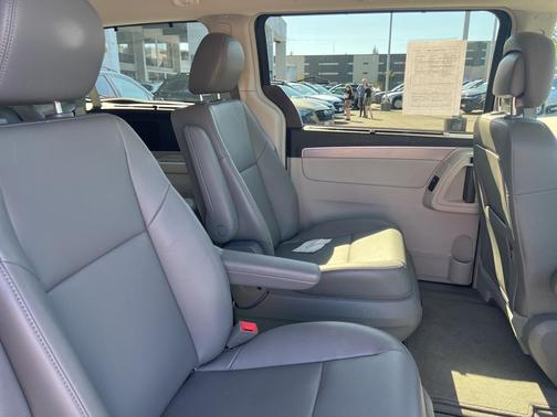 2012 Volkswagen Routan SE