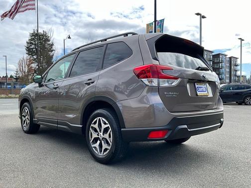 Brilliant Bronze Metallic 2023 Subaru Forester Premium