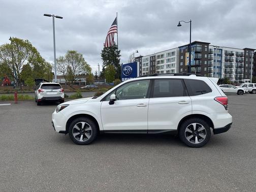 Crystal White Pearl 2018 Subaru Forester 2.5i Limited