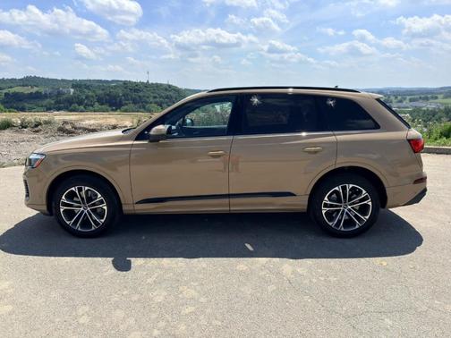 Sakhir Gold Metallic 2025 Audi Q7 45 Premium Plus