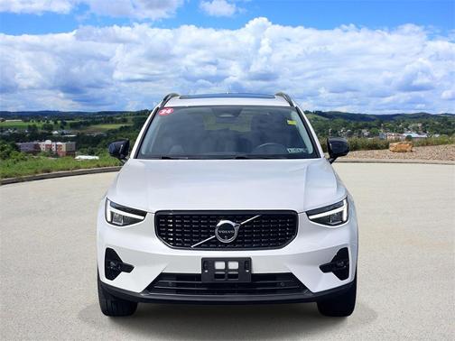 2024 Volvo XC40 B5 Plus Dark Theme
