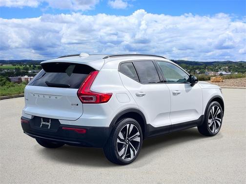 2024 Volvo XC40 B5 Plus Dark Theme