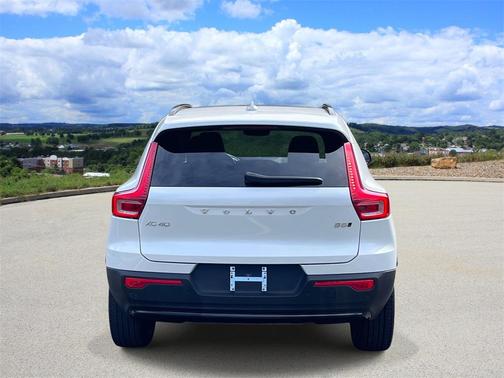 2024 Volvo XC40 B5 Plus Dark Theme