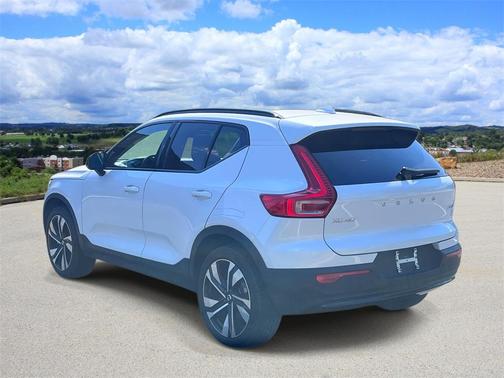 2024 Volvo XC40 B5 Plus Dark Theme