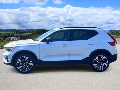 2024 Volvo XC40 B5 Plus Dark Theme