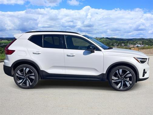 2024 Volvo XC40 B5 Plus Dark Theme