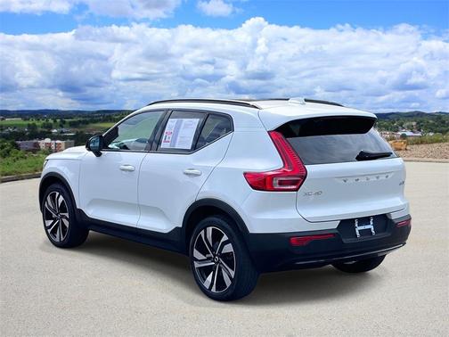 2024 Volvo XC40 B5 Plus Dark Theme