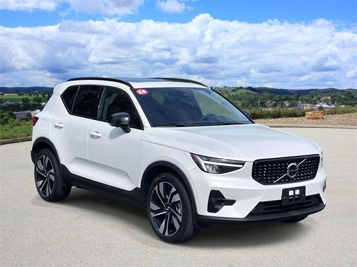 2024 Volvo XC40 B5 Plus Dark Theme