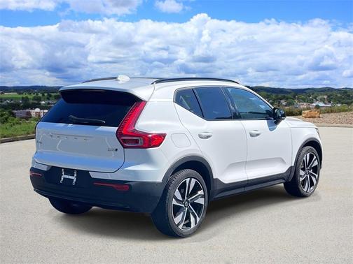 2024 Volvo XC40 B5 Plus Dark Theme