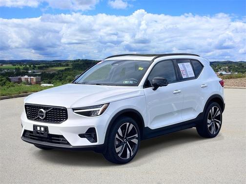 2024 Volvo XC40 B5 Plus Dark Theme