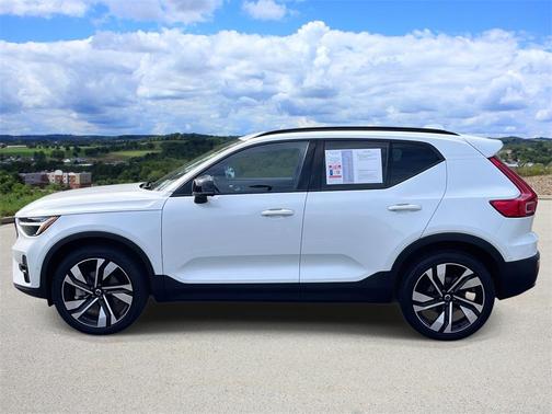 2024 Volvo XC40 B5 Plus Dark Theme