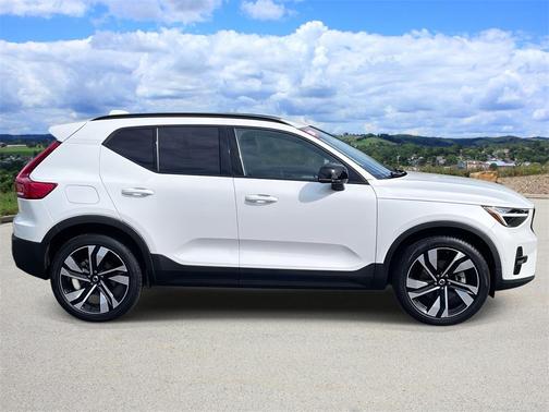 2024 Volvo XC40 B5 Plus Dark Theme