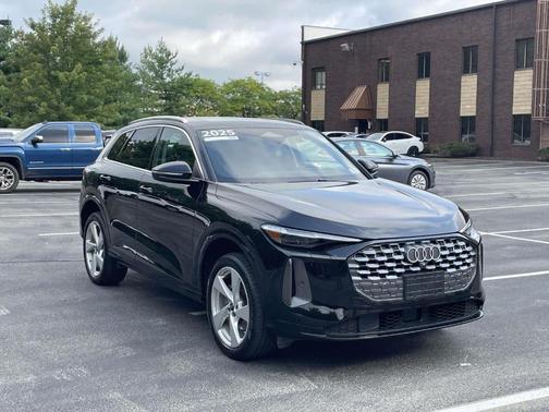 Mythos Black Metallic 2025 Audi Q5 2.0T quattro Premium