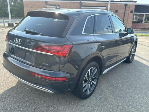 Manhattan Gray Metallic 2021 Audi Q5 40 Premium Plus