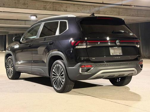 Deep Black Pearl 2025 Volkswagen Taos 1.5T SE