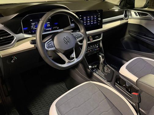 Deep Black Pearl 2025 Volkswagen Taos 1.5T SE