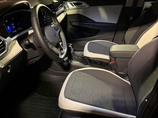 Deep Black Pearl 2025 Volkswagen Taos 1.5T SE