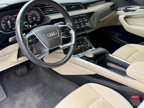 2021 Audi e-tron Premium Plus