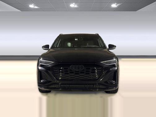 Mythos Black Metallic 2024 Audi Q8 e-tron Prestige