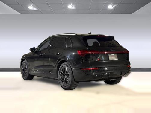 Mythos Black Metallic 2024 Audi Q8 e-tron Prestige