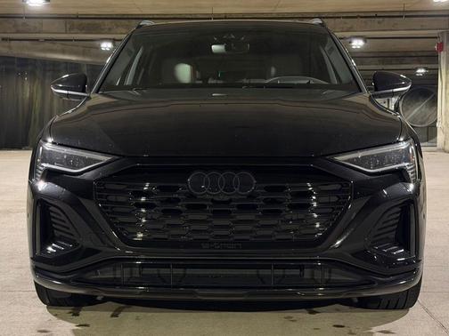 Mythos Black Metallic 2024 Audi Q8 e-tron Prestige