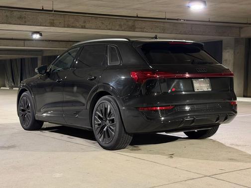 Mythos Black Metallic 2024 Audi Q8 e-tron Prestige
