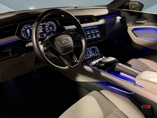 Mythos Black Metallic 2024 Audi Q8 e-tron Prestige
