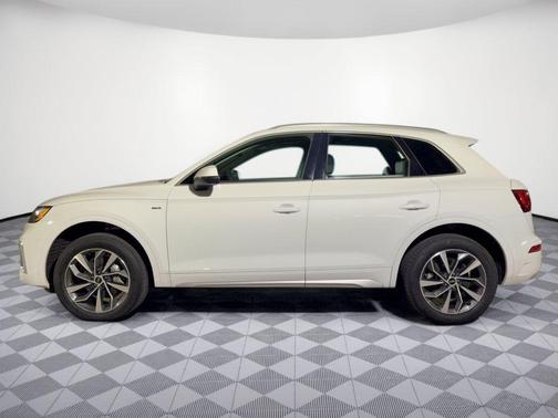 Glacier White Metallic 2023 Audi Q5 45 S line Premium Plus