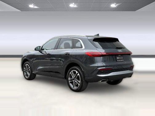 Tambora Gray Metallic 2025 Audi Q5 Premium Plus TFSI quattro S tronic