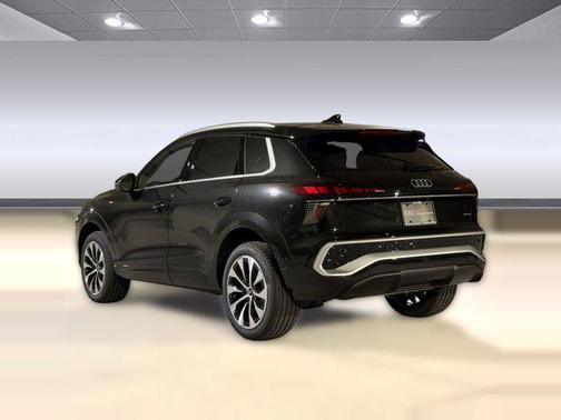 Mythos Black Metallic 2026 Audi Q3 TFSI quattro S tronic