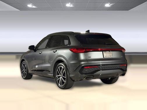 Daytona Gray Pearl Effect 2026 Audi Q5 Prestige TFSI quattro S tronic