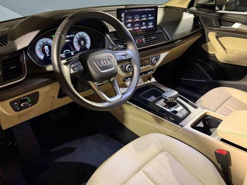 Glacier White Metallic 2023 Audi Q5 45 S line Premium Plus