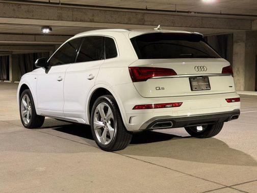 Glacier White Metallic 2023 Audi Q5 45 S line Premium Plus