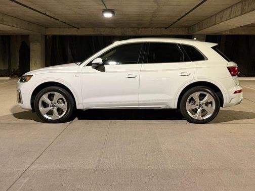 Glacier White Metallic 2023 Audi Q5 45 S line Premium Plus