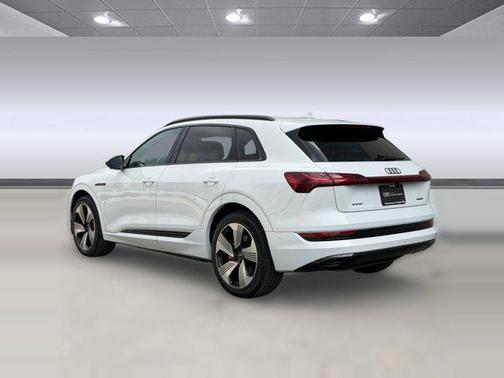 2022 Audi e-tron Premium Plus