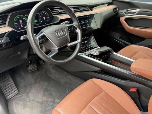 2022 Audi e-tron Premium Plus