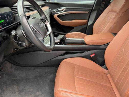 2022 Audi e-tron Premium Plus