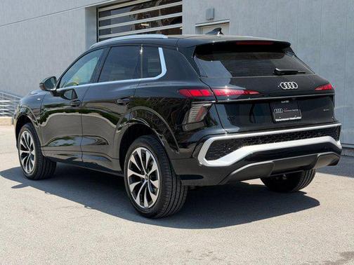 Mythos Black Metallic 2026 Audi Q3 TFSI quattro S tronic