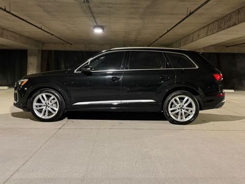 Mythos Black Metallic 2025 Audi Q7 55 Premium Plus