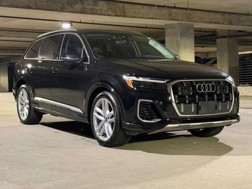 Mythos Black Metallic 2025 Audi Q7 55 Premium Plus