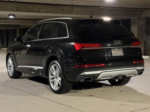 Mythos Black Metallic 2025 Audi Q7 55 Premium Plus