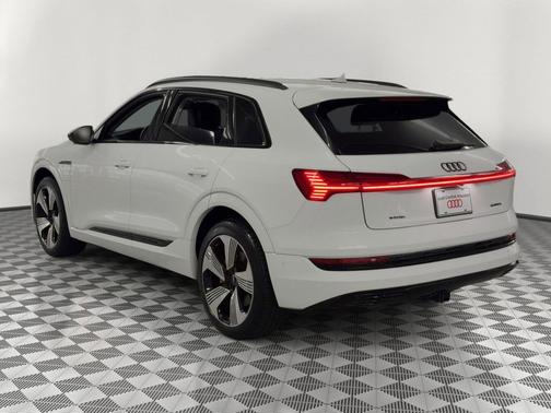 Glacier White Metallic 2023 Audi e-tron Premium Plus quattro