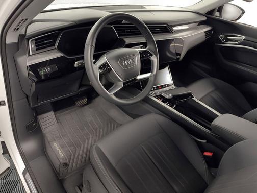 Glacier White Metallic 2023 Audi e-tron Premium Plus quattro