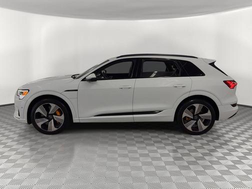 Glacier White Metallic 2023 Audi e-tron Premium Plus quattro