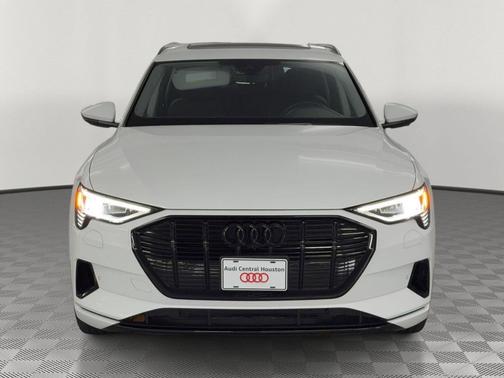 Glacier White Metallic 2023 Audi e-tron Premium Plus quattro