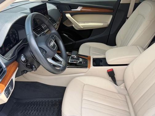 Ibis White 2023 Audi Q5 45 S line Premium Plus